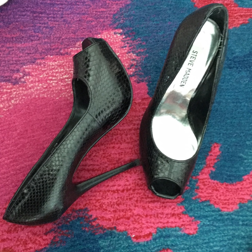Steve Madden blk pumps open toe. 6. Used.